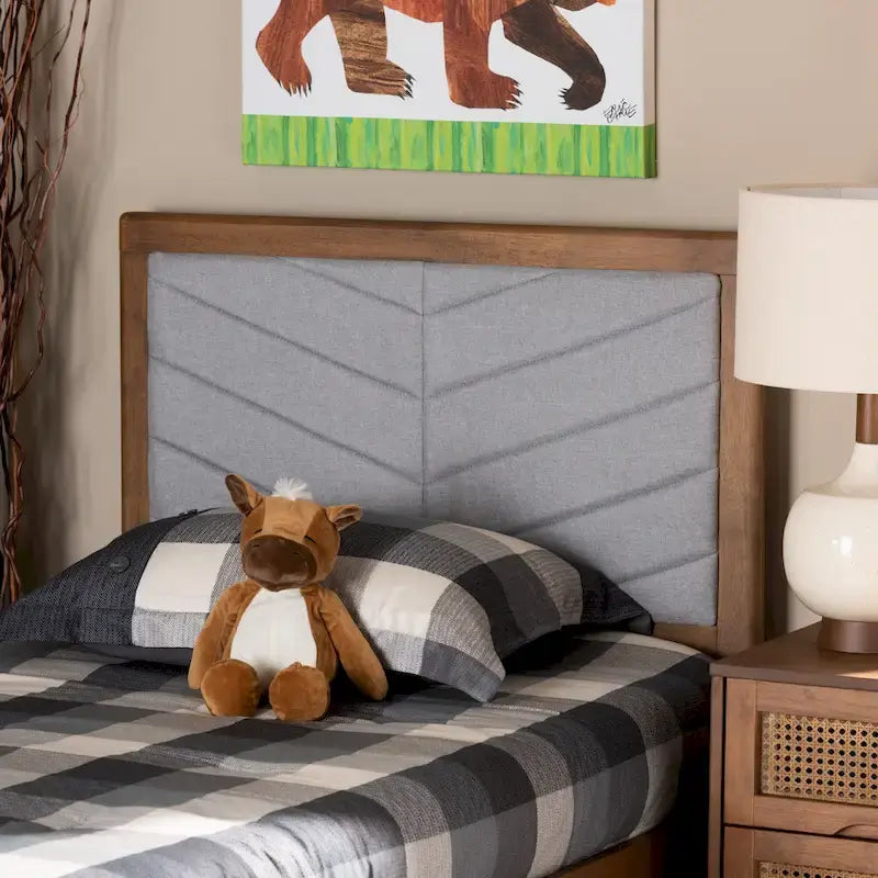 Tête de lit jumeaux moderne en tissu gris capitonné à chevrons et bois