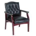 Chaise invitée noire traditionnelle – Dossier capitonné, clous décoratifs et accoudoirs rembourrés