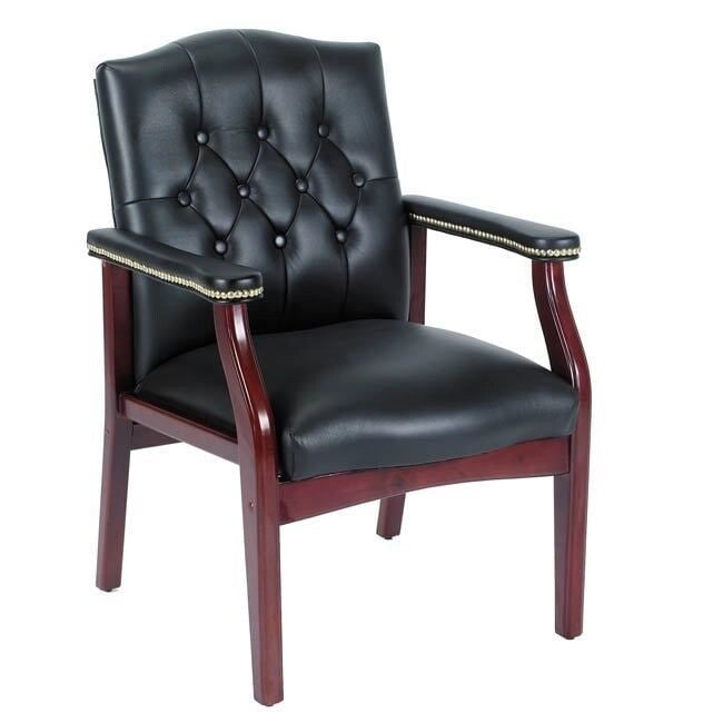 Chaise invitée noire traditionnelle – Dossier capitonné, clous décoratifs et accoudoirs rembourrés