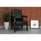 Chaise invitée noire traditionnelle – Dossier capitonné, clous décoratifs et accoudoirs rembourrés