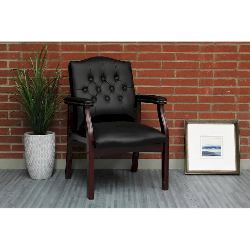 Chaise invitée noire traditionnelle – Dossier capitonné, clous décoratifs et accoudoirs rembourrés