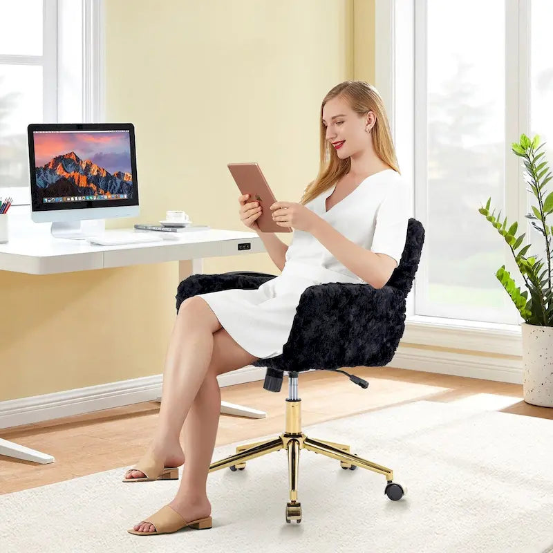 Chaise de bureau rembourrée avec base dorée pivotante à 360° et réglable